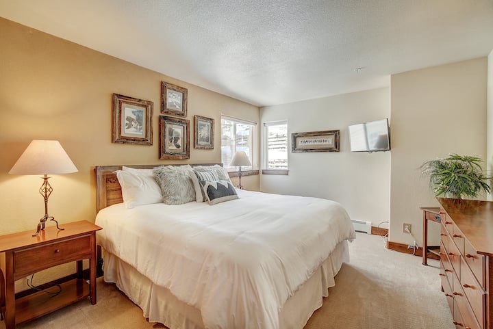 חדר שינה ראשי עם מיטת קינג