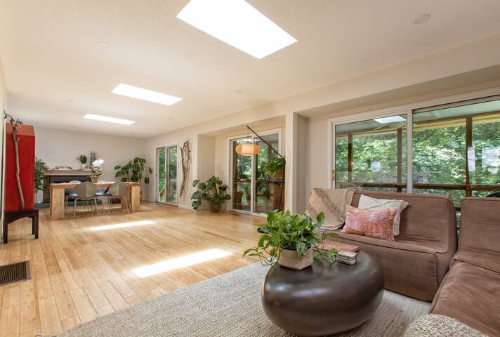 Quiet idyllic riverfront bungalow near Asheville