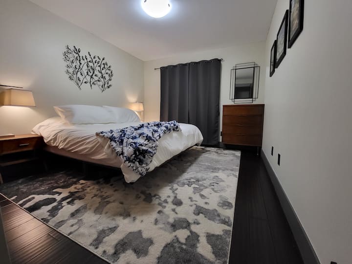 Dhomë gjumi "king" në katin e parë.