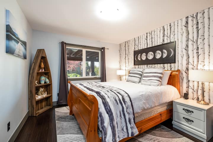 Dhomë gjumi dopio "queen" në katin e parë