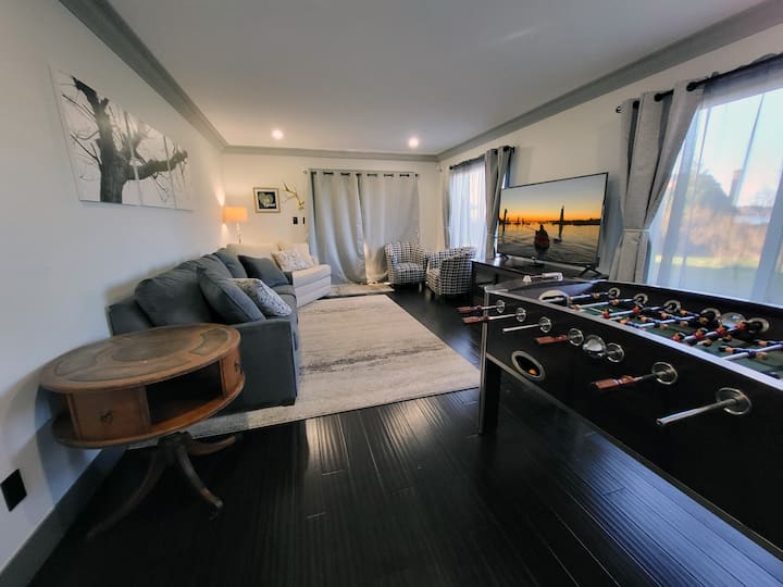 Një dhomë tjetër familjare në katin e parë me televizor inteligjent 65"dhe tavolinë futbolli.