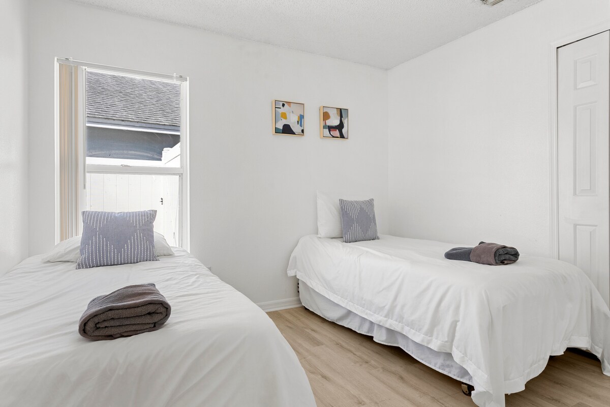 Dormitorio con dos camas individuales.