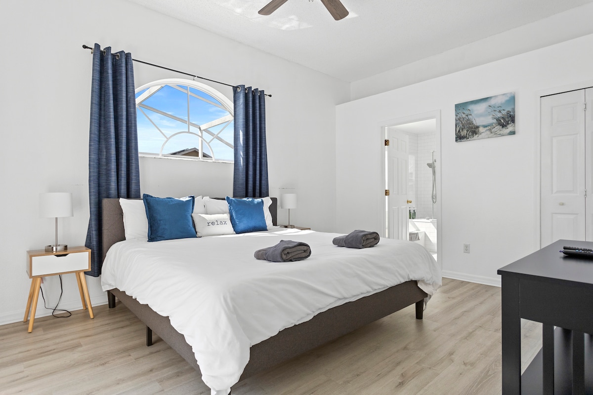 Relájate en esta espaciosa suite principal, que cuenta con una cama tamaño king, un televisor inteligente para el entretenimiento y un baño privado para la máxima comodidad. 