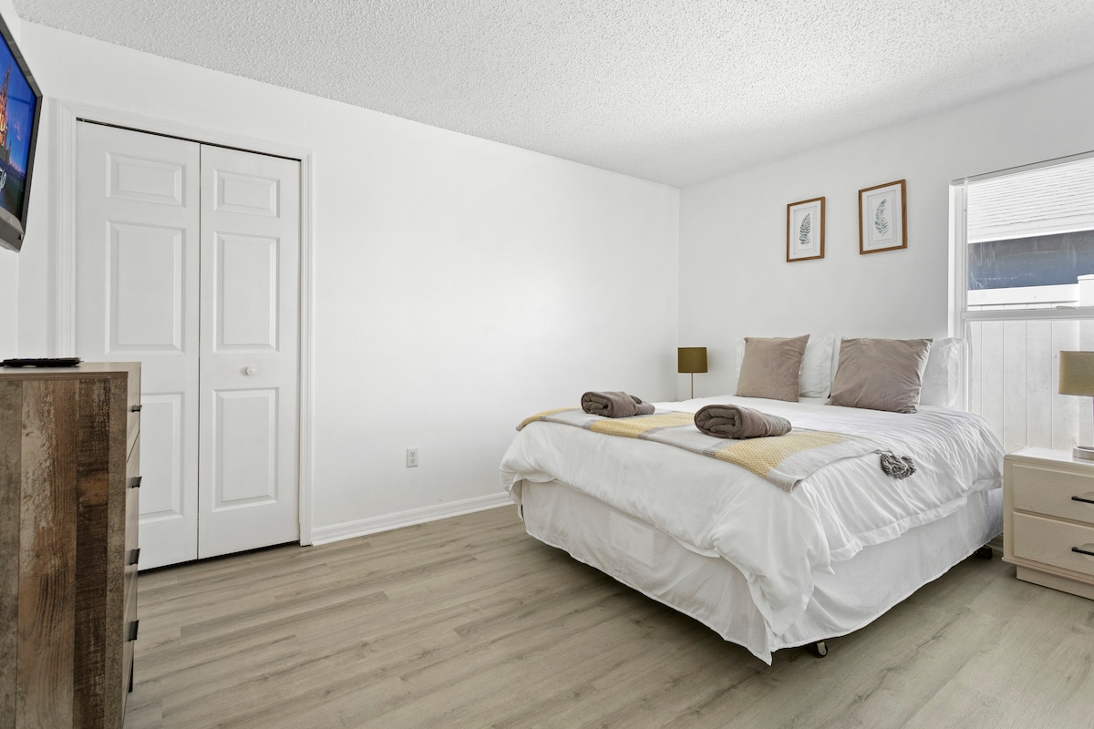 Este acogedor dormitorio queen está separado de la suite principal, que ofrece privacidad y comodidad adicionales. Cuenta con un televisor inteligente para el entretenimiento.