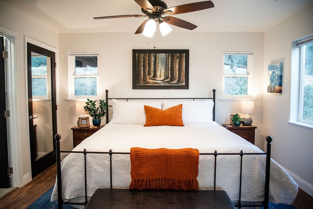 The pillow top king sized bed has plenty of pillows and is super comfortable for relaxing and napping, after a day of visiting the town of Mariposa or nearby Yosemite National Park.