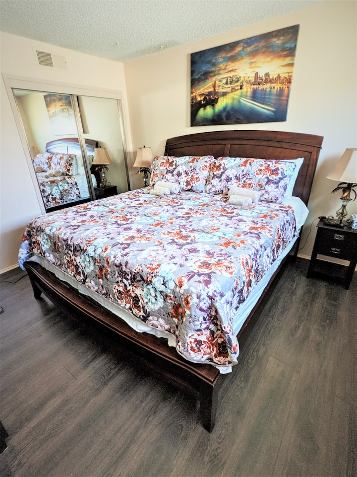 Kingsize bed in hoofdslaapkamer