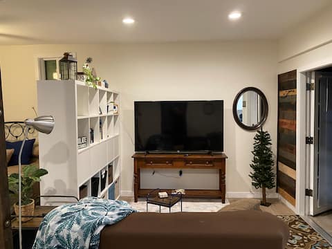 Top Airbnb: Quiet Casita near Disneyland /Old Town Orange in Orange