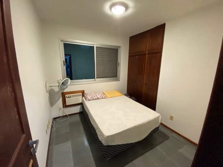 spálňa s manželskou posteľou, klimatizáciou a ventilátorom