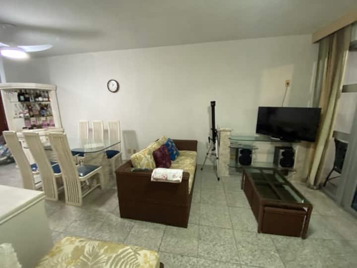 jedáleň napojená na televízor /obývaciu izbu