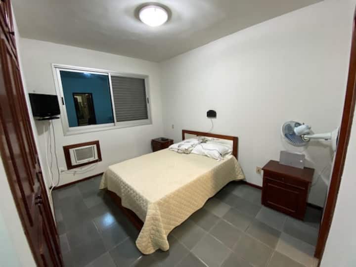 apartmán s manželskou posteľou, digitálnou TV s plochou obrazovkou, klimatizáciou a ventilátorom