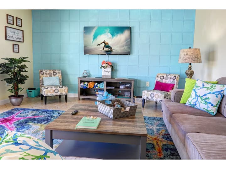 חלל משפחתי עם ספרים, משחקים, צעצועים לילדים ומגבות בריכה בשגרירות טלוויזיה 


