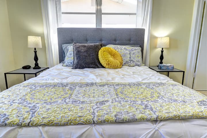 חדר שינה ראשי עם מצעים מפוארים.