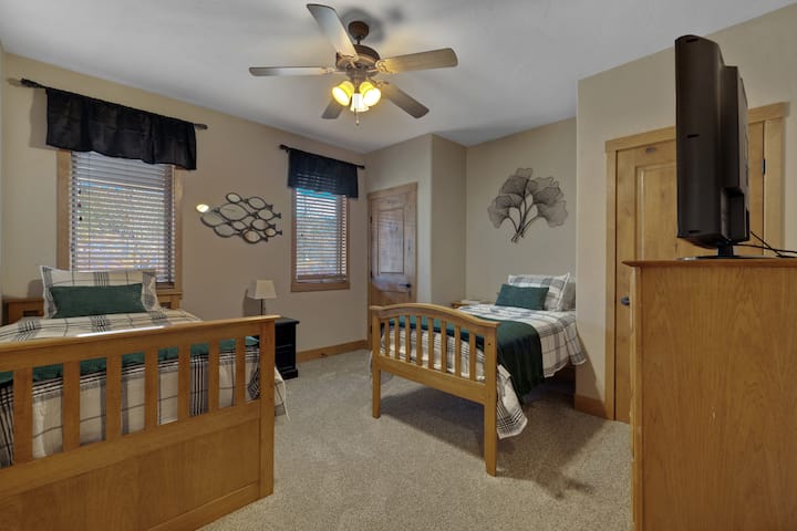 Na prízemí a na prvom poschodí je spálňa s inteligentným televízorom