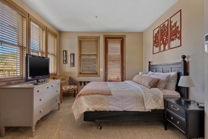 Spálňa s manželskou posteľou Queen na prízemí s vonkajšou terasou vedľa rieky!