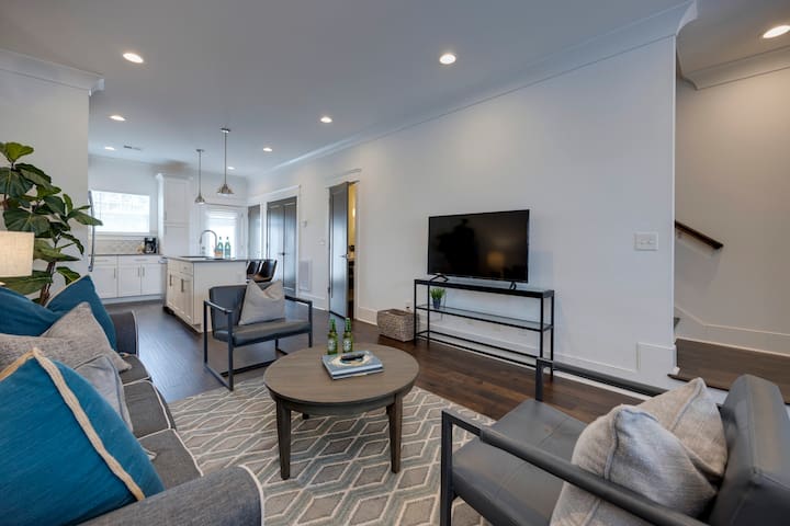 West Townhome | Fast Downtown Access + Sleeps 10
