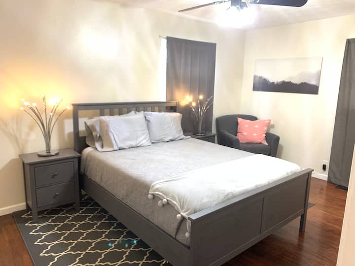 Прекрасна главна спалня със самостоятелна баня „Джек и Джил“