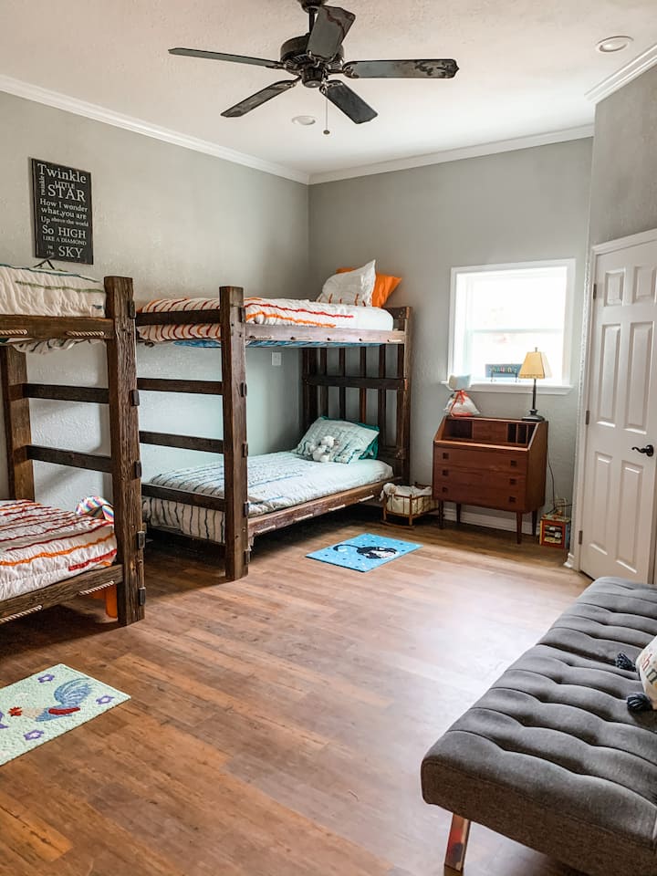 Dhoma e fjetjes ka katër krevate dopio XL dhe një divan gjumi! E përkryer për të rriturit ose udhëtarët e tu të vegjël.