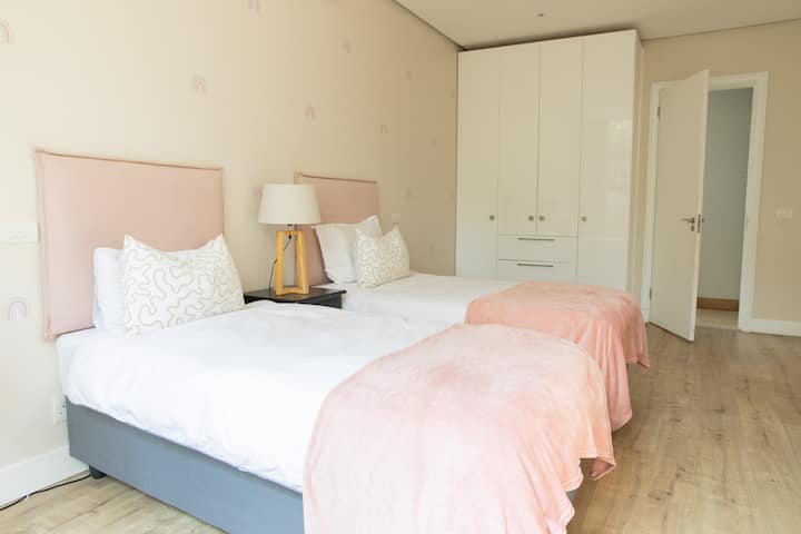 Dhomë gjumi 3 + banjë në suitë