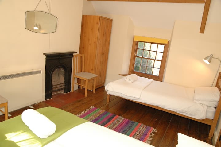 Dormitorio familiar con cama doble e individual