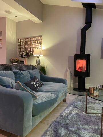 Luxury Central Hale Living gallery image 2