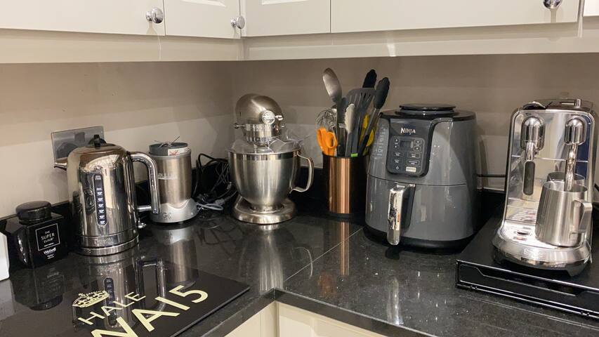 Luxury Central Hale Living gallery image 3