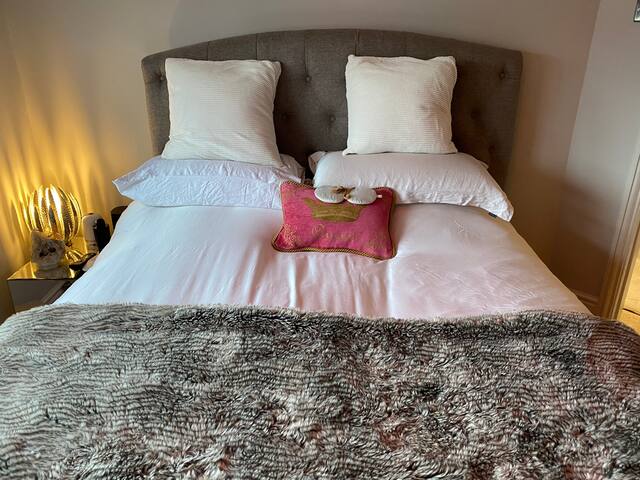 Luxury Central Hale Living gallery image 5