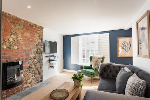 Successful Airbnb property: Grand Cosy Stay by the Seaside in Lyme Regis in Lyme Regis