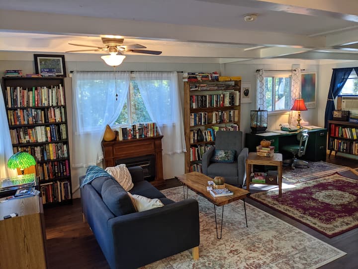 Cozy Library Cabin Cabins for Rent in Broadway, Virginia, United