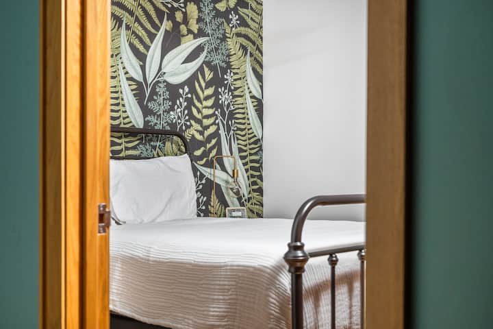 Jungle Room - Queen Bed