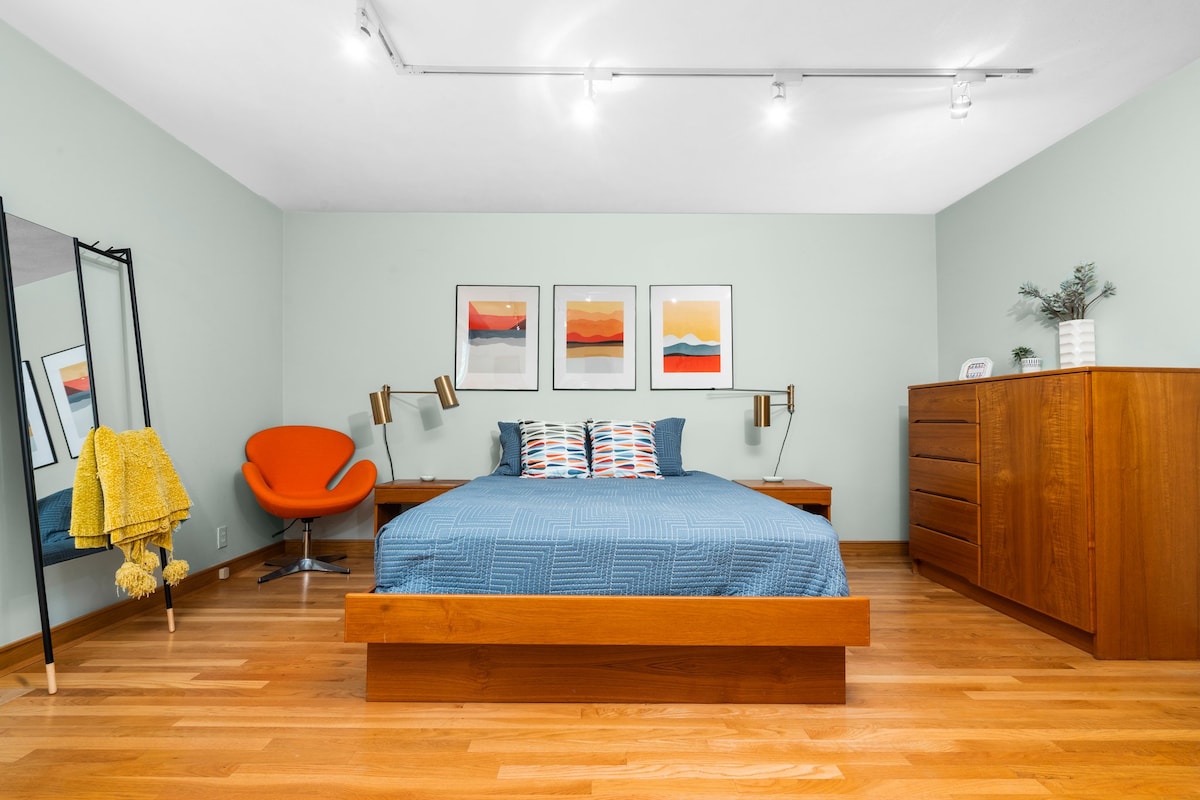 Teak Bedroom - Queen Bed