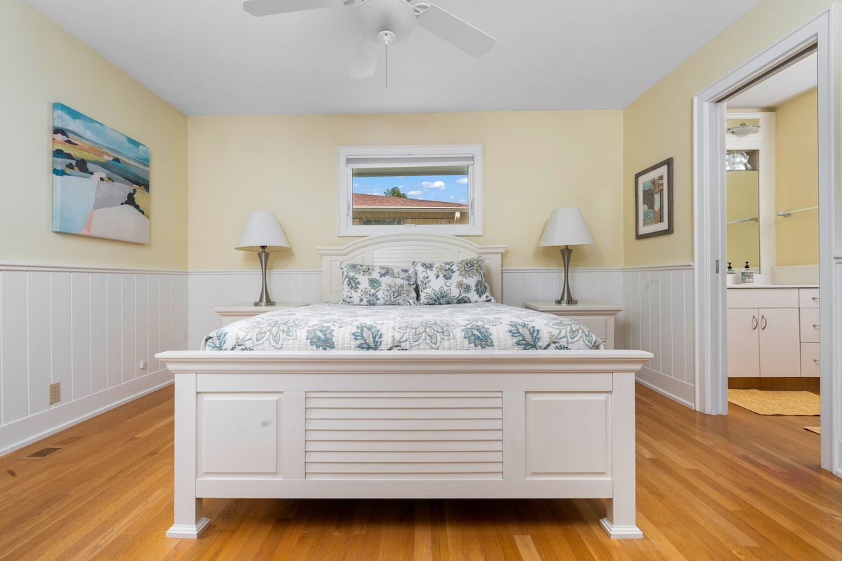 Yellow Room with Full Bath - Queen Bed