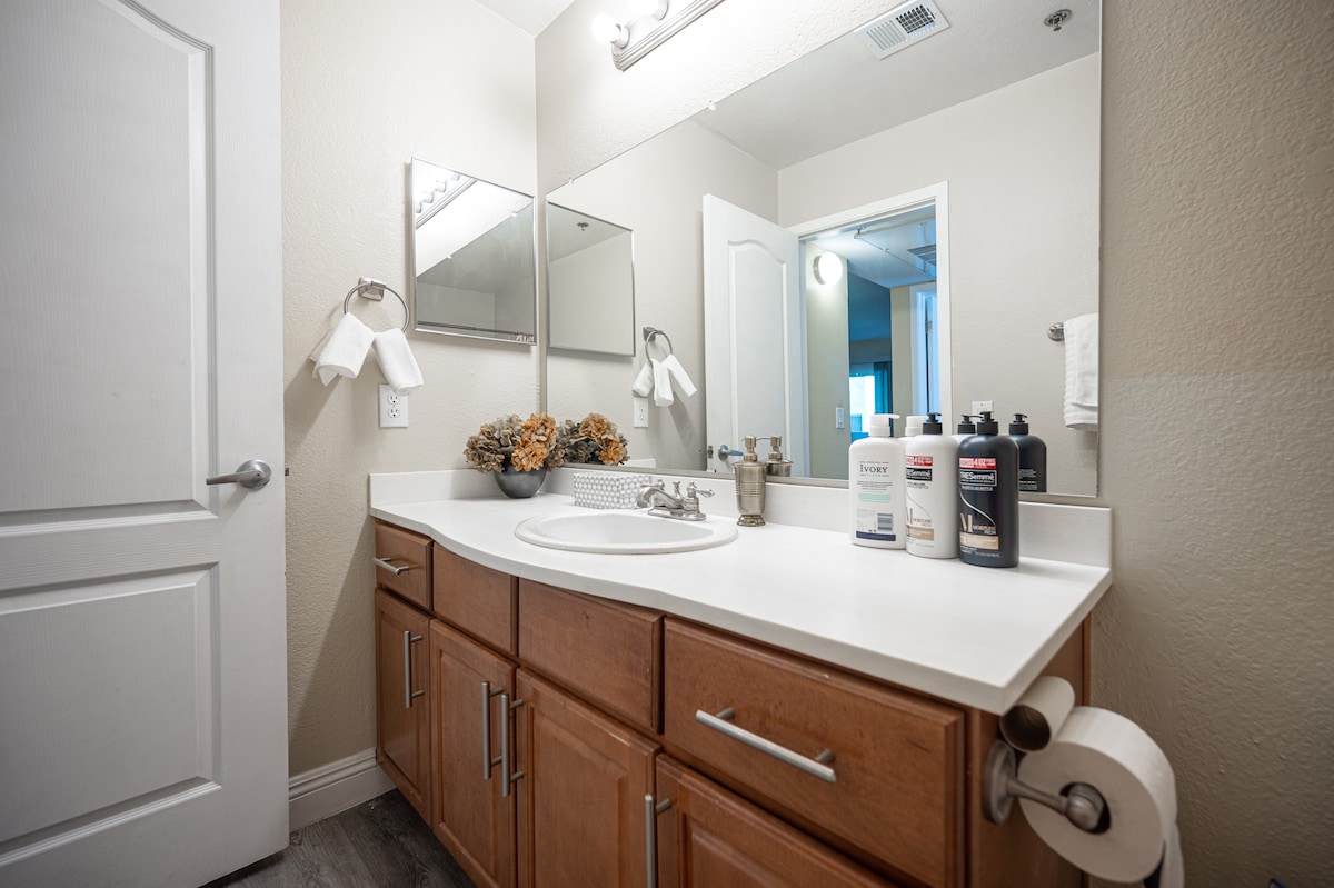 Elegant 2BR/2BA, near Strip, free Parking/Gym/Pool