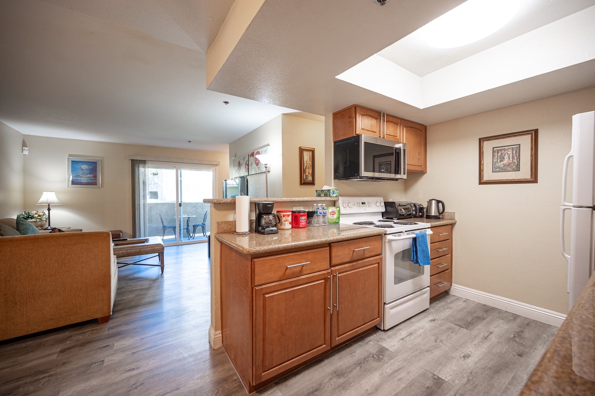 Elegant 2BR/2BA, near Strip, free Parking/Gym/Pool