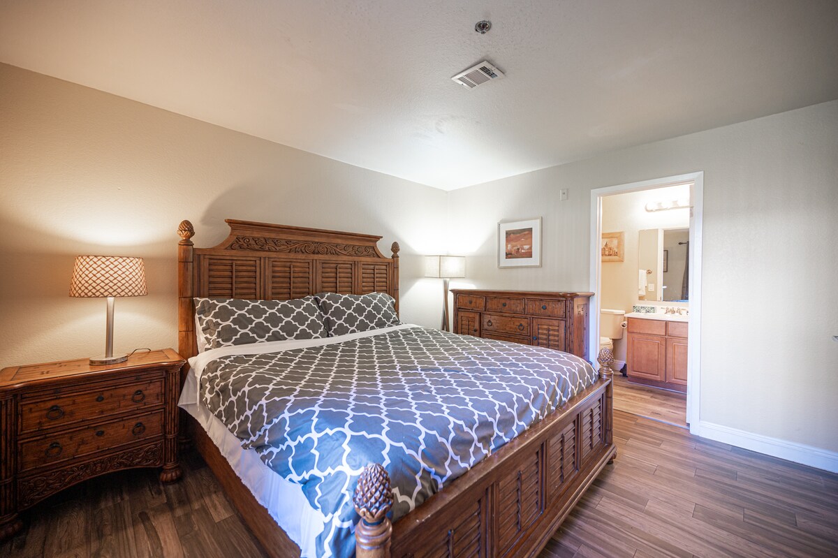 Elegant 2BR/2BA, near Strip, free Parking/Gym/Pool