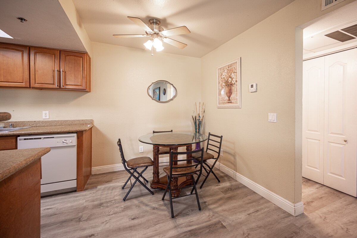 Elegant 2BR/2BA, near Strip, free Parking/Gym/Pool