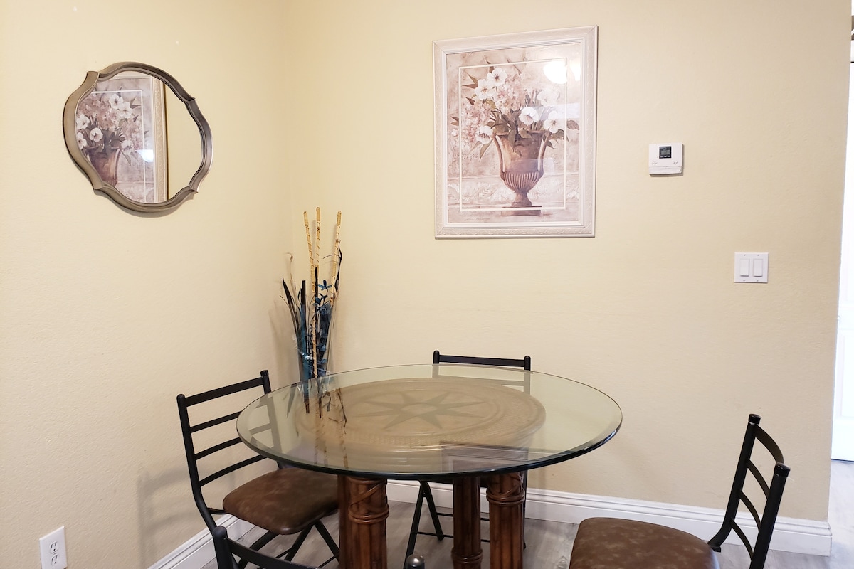 Elegant 2BR/2BA, near Strip, free Parking/Gym/Pool