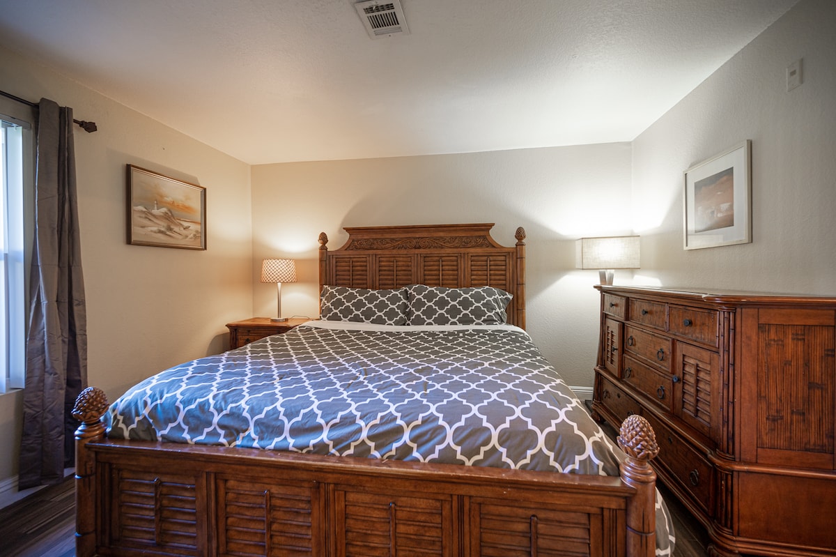 Elegant 2BR/2BA, near Strip, free Parking/Gym/Pool