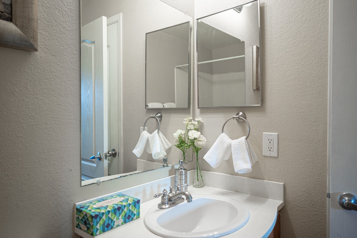 Elegant 2BR/2BA, near Strip, free Parking/Gym/Pool