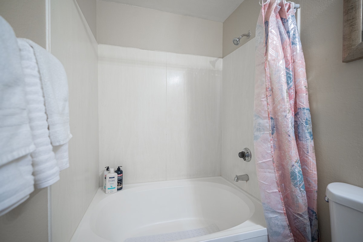 Elegant 2BR/2BA, near Strip, free Parking/Gym/Pool