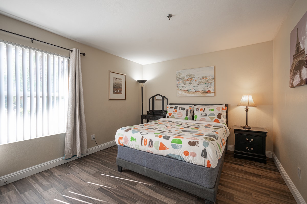 Elegant 2BR/2BA, near Strip, free Parking/Gym/Pool