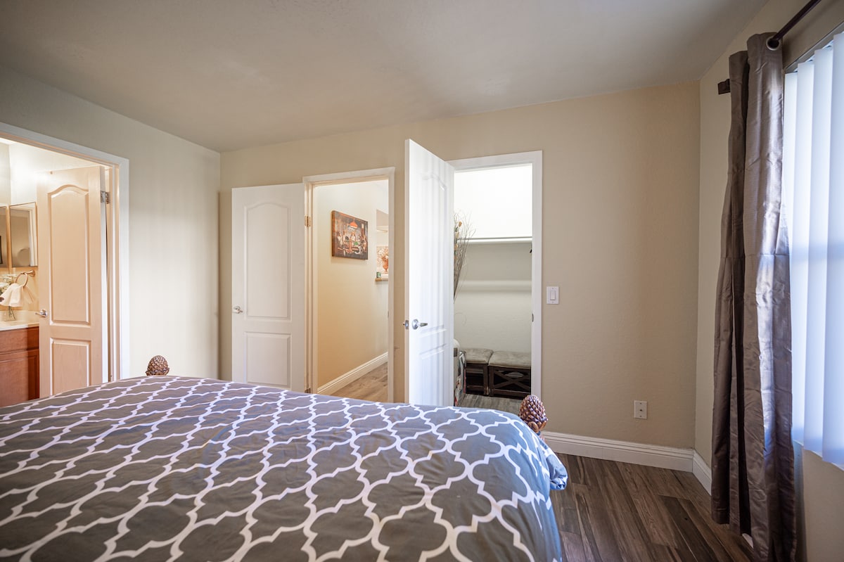 Elegant 2BR/2BA, near Strip, free Parking/Gym/Pool