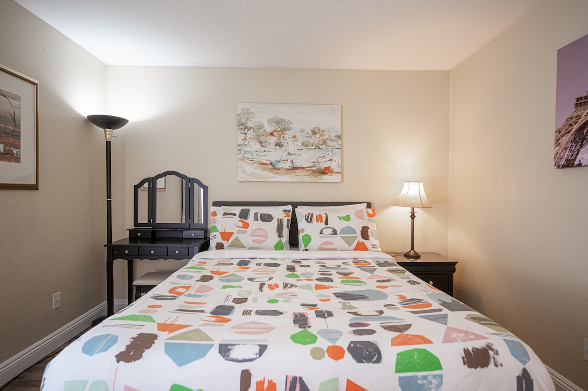 Elegant 2BR/2BA, near Strip, free Parking/Gym/Pool