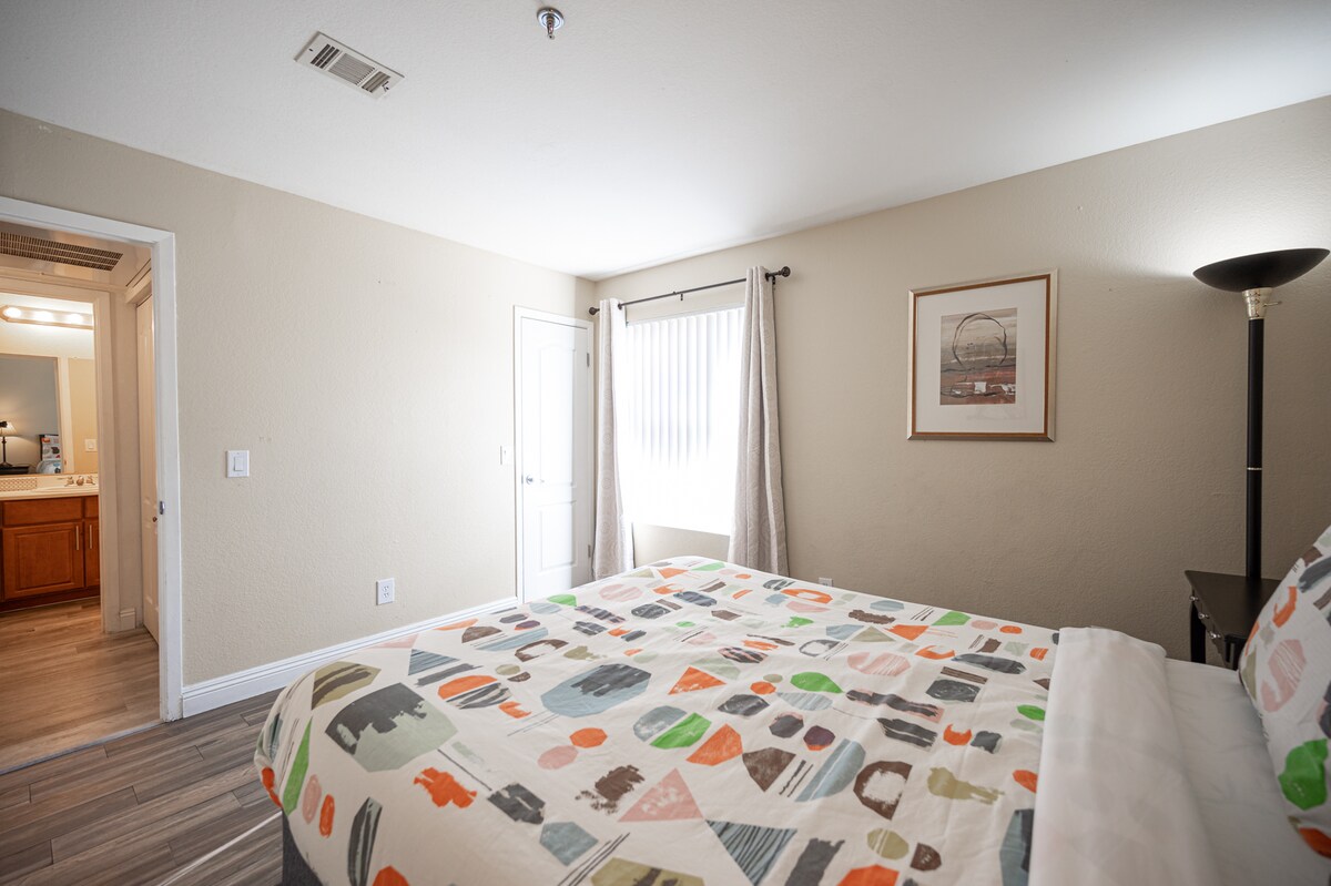 Elegant 2BR/2BA, near Strip, free Parking/Gym/Pool