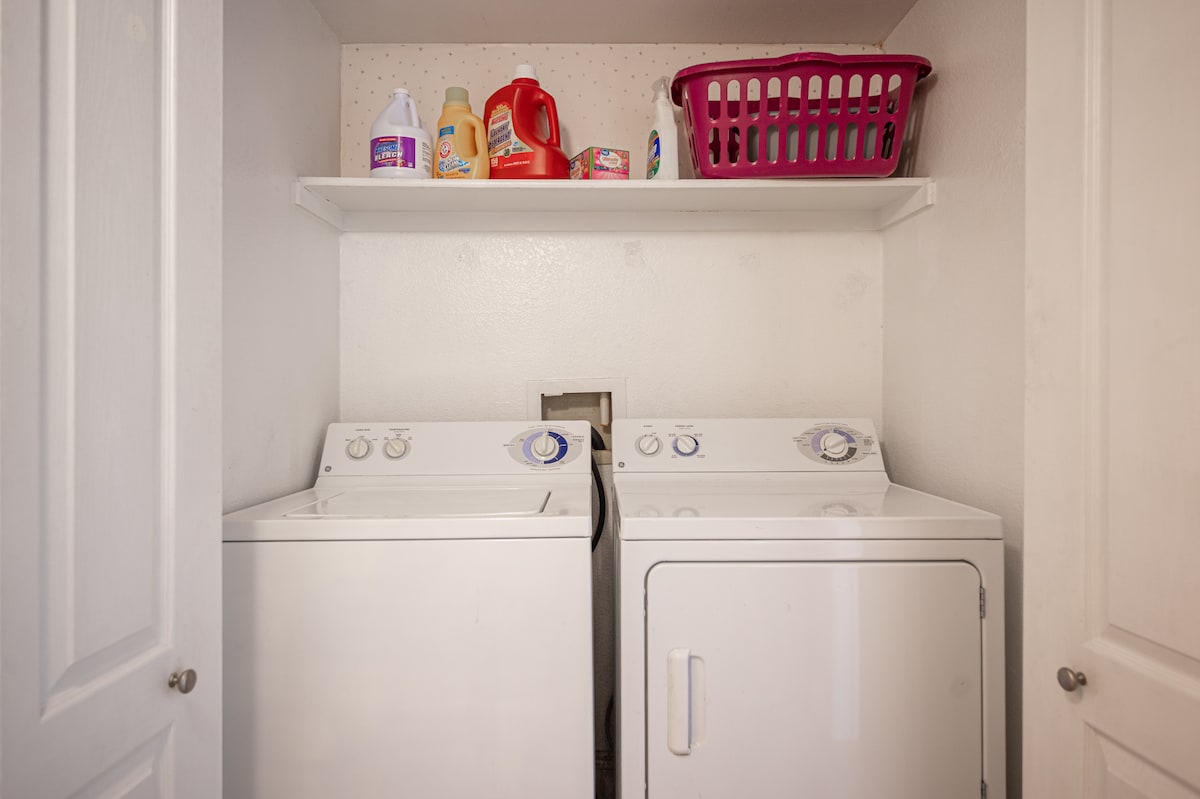 Elegant 2BR/2BA, near Strip, free Parking/Gym/Pool
