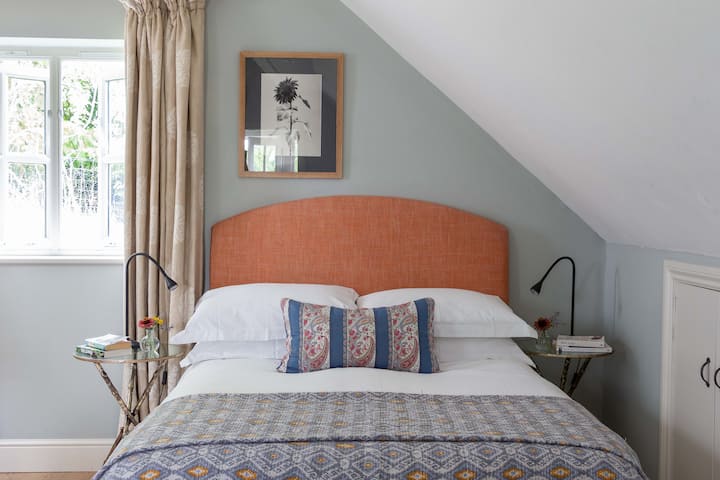Sink into a super comfy 4ft 6" bed with crisp 100% cotton bedlinen and duck feather pillows and duvet.