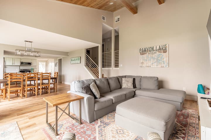 Lakeside Retreat • Lake View • Hot Tub • Fire Pit - Canyon Lake, TX
