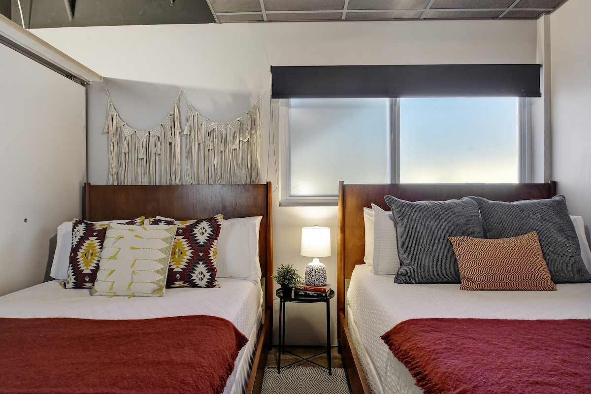 Delightful + Exquisite Loft on 6th Street - Walk Downtown