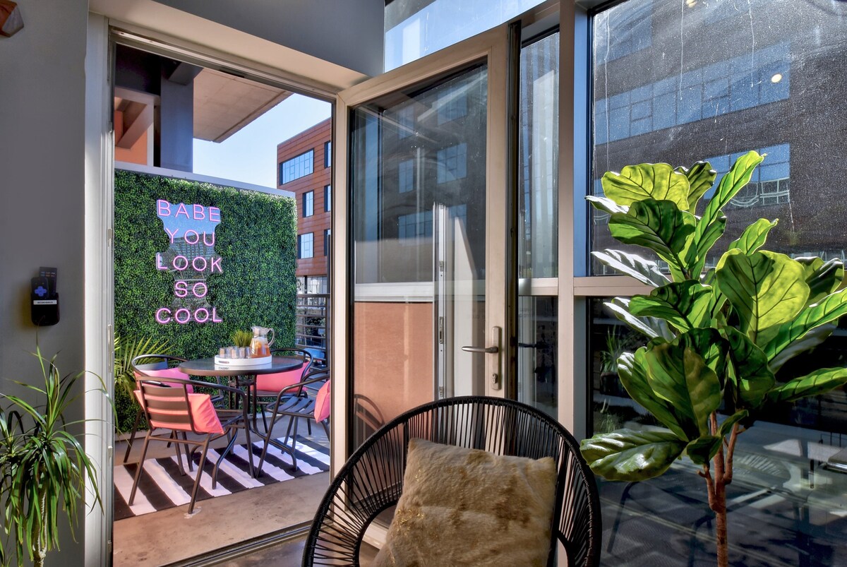 Delightful + Exquisite Loft on 6th Street - Walk Downtown