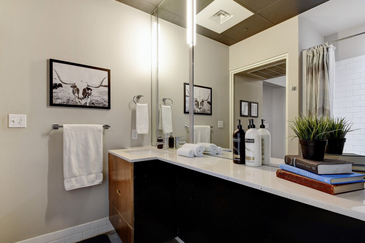 Delightful + Exquisite Loft on 6th Street - Walk Downtown