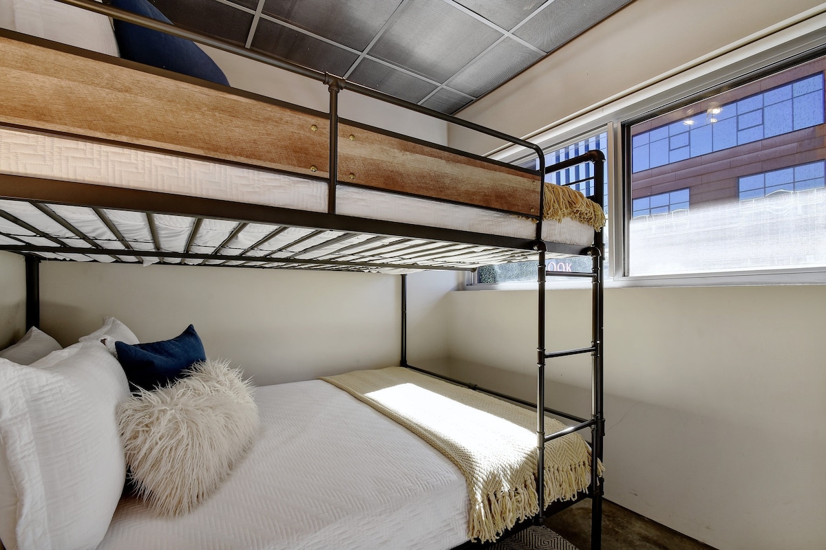 Delightful + Exquisite Loft on 6th Street - Walk Downtown